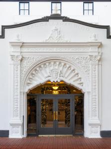 圣巴巴拉圣巴巴拉酒店的带有门的白色建筑的入口