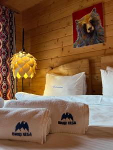 布克维Vysche Neba的酒店客房设有两张床,墙上挂着熊的照片