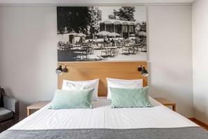 卡尔马贝斯特维斯特卡马尔酒店的一间卧室配有带2个枕头的床