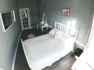 达尔基斯Fantastic - Centrally located 1 bed APT with Wi-fi的卧室配有白色的床和桌子