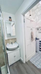 达尔基斯Fantastic - Centrally located 1 bed APT with Wi-fi的白色的浴室设有水槽和镜子