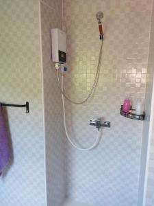 班塔延岛Villa Jana, Bantayan, Santa Fe的浴室内带软管的淋浴