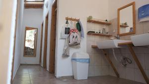 zerguz camping的一间带水槽和台面的小浴室