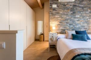 圣库加特德尔瓦勒斯Casa 20 minutos de Barcelona y WIFI alta capacidad的一间卧室设有一张床和砖墙