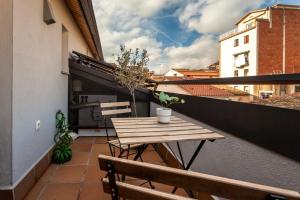 圣库加特德尔瓦勒斯Casa 20 minutos de Barcelona y WIFI alta capacidad的小阳台配有木桌和椅子