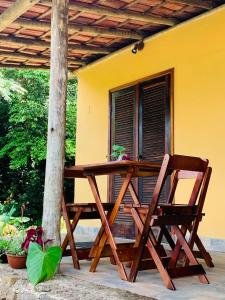 Praia do BananalFauna的门廊上的木桌和椅子