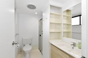 Long JettyAllamanda Unit 22的白色的浴室设有卫生间和水槽。