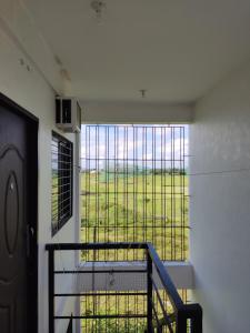 Keneth Hostel的阳台设有大窗户,享有田野美景。