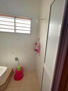 波德申EQ Malay Modest Homestay Port Dickson的一间带卫生间和水槽的浴室