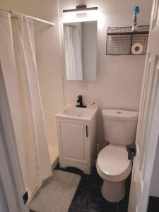 西纽约Pet Friendly Apartment minutes from NYC!的白色的浴室设有卫生间和水槽。