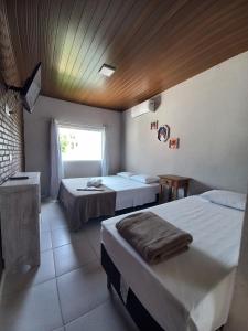乌巴图巴博索54号宾馆酒店的客房设有两张床和窗户。