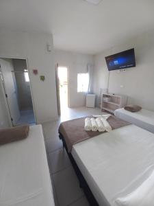 乌巴图巴博索54号宾馆酒店的客房设有两张床和一台墙上的电视。