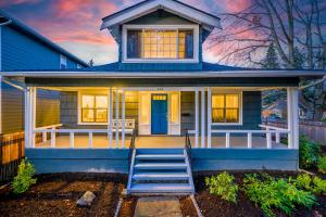 西雅图Upgraded Home with 5 BR 4 Bath 4 FREE gated parking space, Family,EV,RV friendly的蓝色的房子,带蓝色门廊