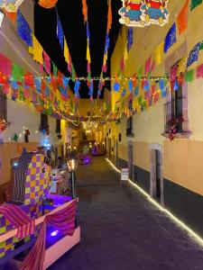 萨卡特卡斯Hotel Casa Santo Domingo的建筑物内带彩色旗帜和灯的走廊