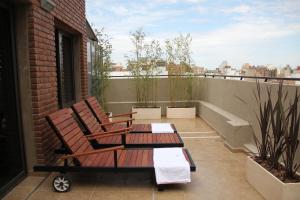 科尔多瓦彼德拉公寓、套房&Spa酒店的阳台配有2把椅子和桌子