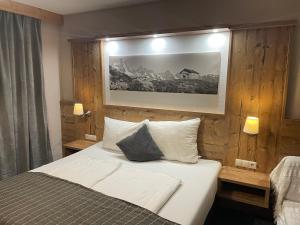 皮茨河谷圣莱昂哈德格莱赛小木屋酒店的一间卧室配有带白色床单和枕头的床。
