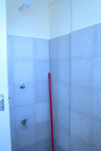 班布里Semo's apartment的浴室里设有红色杆淋浴