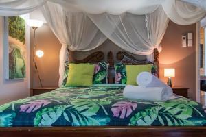 埃尔利海滩艾里度假屋 - 艾里海滩的一间卧室配有一张带天蓬的床