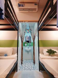 富国Ben Guesthouse Phu Quoc的客房设有两张床和一间带水槽的浴室