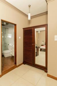 康提Kings Ridge Kandy的客房设有带卫生间和镜子的浴室