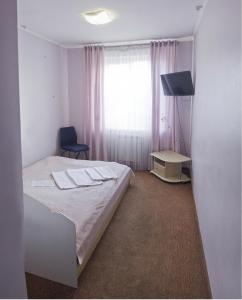 伊万诺-弗兰科夫斯克莫泰汽车旅馆的酒店客房设有床和窗户。