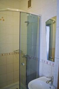 伊万诺-弗兰科夫斯克莫泰汽车旅馆的一间带玻璃淋浴和水槽的浴室