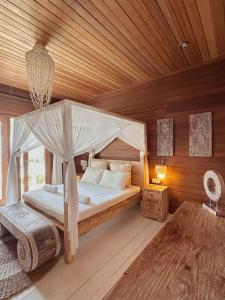 图鲁斯杜Met House的一间卧室设有天蓬床和木制天花板