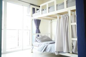 Bedbox Hostel客房内的一张或多张双层床