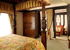 玛丽格林庄园酒店客房内的一张或多张床位