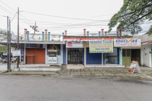 玛琅RedDoorz near Stasiun Malang Kota Lama 2的街道边的建筑物