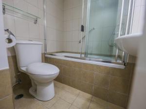 马尼拉Super OYO Capital O 907 Ceo Flats的浴室配有卫生间、淋浴和盥洗盆。