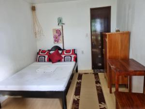 莫阿尔博阿Southpoint Hostel的一间卧室配有一张床和一张木桌