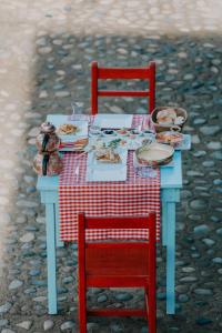 吉雷松Hobbitköy giresun的一张桌子,上面放着盘子和两张红色椅子