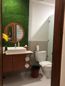 沙努尔德薇德薇别墅酒店的一间带水槽、卫生间和镜子的浴室
