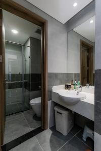 兴安Ecopark - Lullaby Home Ecopark的一间带水槽、淋浴和卫生间的浴室