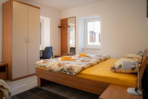 博维茨Relax House Soča的一间卧室配有带橙色毛巾的床