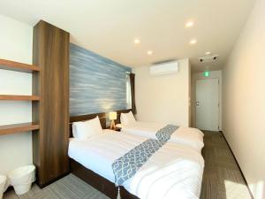 东京Sugamo Winco Residence的一间卧室,配有两张床