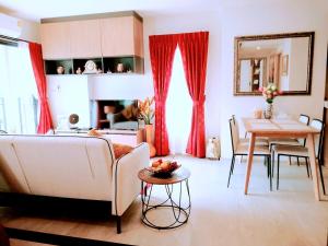 华欣Hua Hin La Casita Beautiful Two Bedroom Condo With Great Views的客厅配有白色的沙发和桌子
