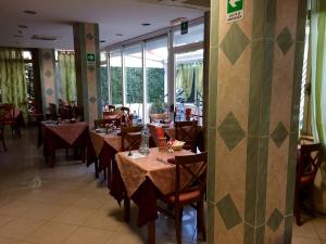 菲纳莱利古雷Hotel Corallo的餐厅内带桌椅的用餐室