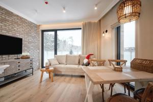 奥尔什丁Apartament Kominek, Jezioro & Las的客厅配有沙发和桌子