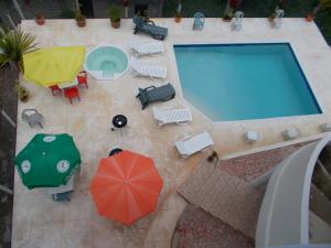 拉斯特拉纳斯卡斯蒂略罗曼诺旅馆的享有带椅子和遮阳伞的游泳池的上方景致