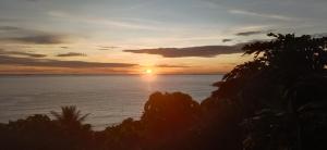 巴东The view padang, Amazing view, food, drink, sleep, transport, 8 mins Mentawai fast ferry的夕阳西下,天空中