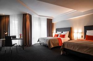 汉堡Boston Hotel HH的酒店客房配有两张床和一张书桌