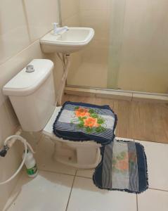 奥林达Casa da Lu的浴室配有卫生间、水槽和毛巾。