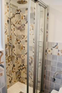 波连萨港Tuent的浴室里设有玻璃门淋浴