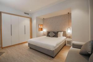 亚的斯亚贝巴Loft Hotel Apartment的一间卧室配有一张大床和一张沙发