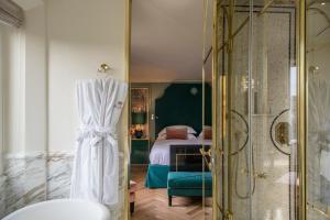 罗马罗马英格兰酒店 - 星际酒店集团的带淋浴的浴室和卧室
