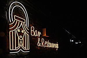 考斯赛力克Willa Aniołówka的夜间酒吧和餐厅的标志