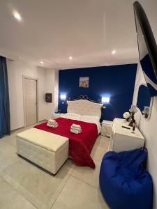 卡塔尼亚Samcri Luxury Home的一间卧室配有一张带红色毯子的大床