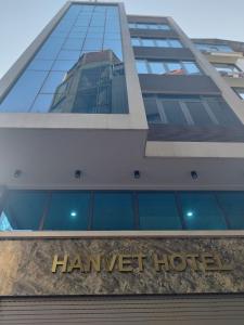 河内Hanvet Hotel Ha Noi的大楼前的汉诺威酒店标志